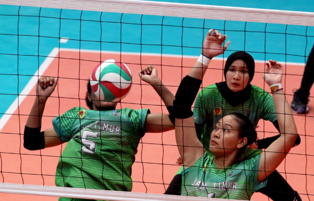 pemain-voli-salah-servis-dan-kena-kepala-rekan