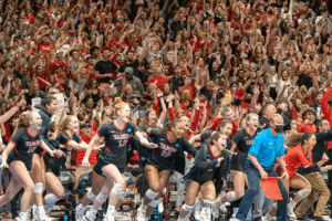 dukungan-penonton-voli-bikin-atmosfer-laga-hidup