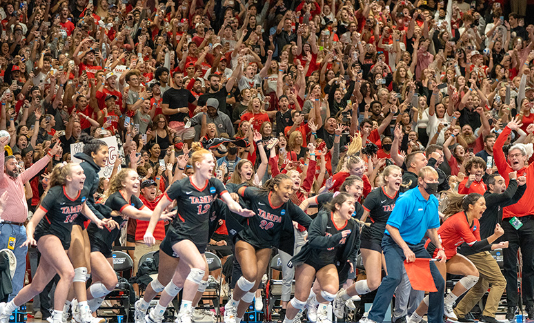 dukungan-penonton-voli-bikin-atmosfer-laga-hidup