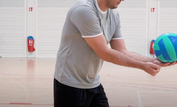 Teknik Servis Bola Volley Dan Cara Melakukan Pukulan Mematikan